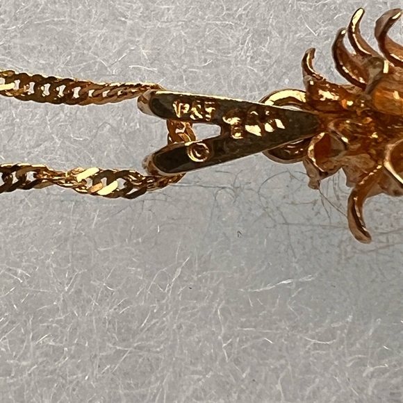 Vintage 14kt Gold 3-Dimensional Diamond Cut Out Pineapple Pendant Necklace - Picture 11 of 11